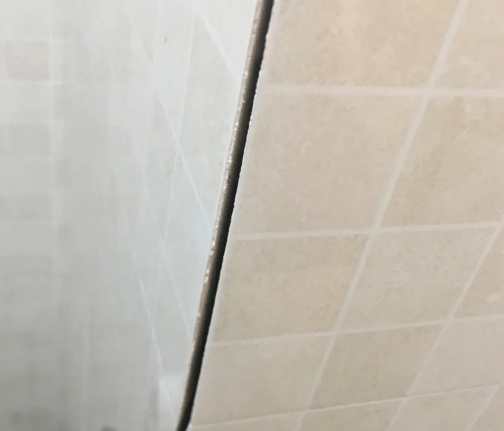 九龙瓷砖空鼓维修公司分享阳台瓷砖脱落的修复过程可以分为以下几个步骤
