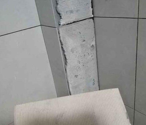 九龙瓷砖空鼓维修公司分享下厨房瓷砖脱落的补救措施。